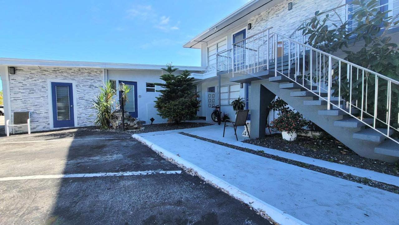 Beachway Inn Лантана Екстериор снимка